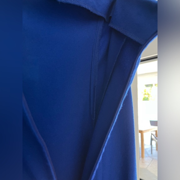 Evening dress with a long train. - Picture 10 of 13